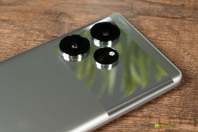 Как выглядит realme GT6. Эта поверхность красивая, но очень маркая. Пыль и отпечатки всегда будут видны. Как выглядит realme GT6. Эта поверхность красивая, но очень маркая. Пыль и отпечатки всегда будут видны. Фото.
